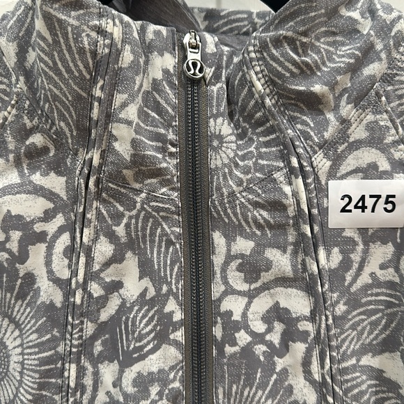 (2475) LULULEMON Run: Travel To Track Jacket *Print Sz 10/12 P2P=17.5" **LOVED** - Picture 8 of 10